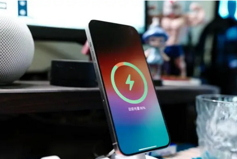 湖州苹果15换屏服务分享用什么充电器给iPhone15充电更好 